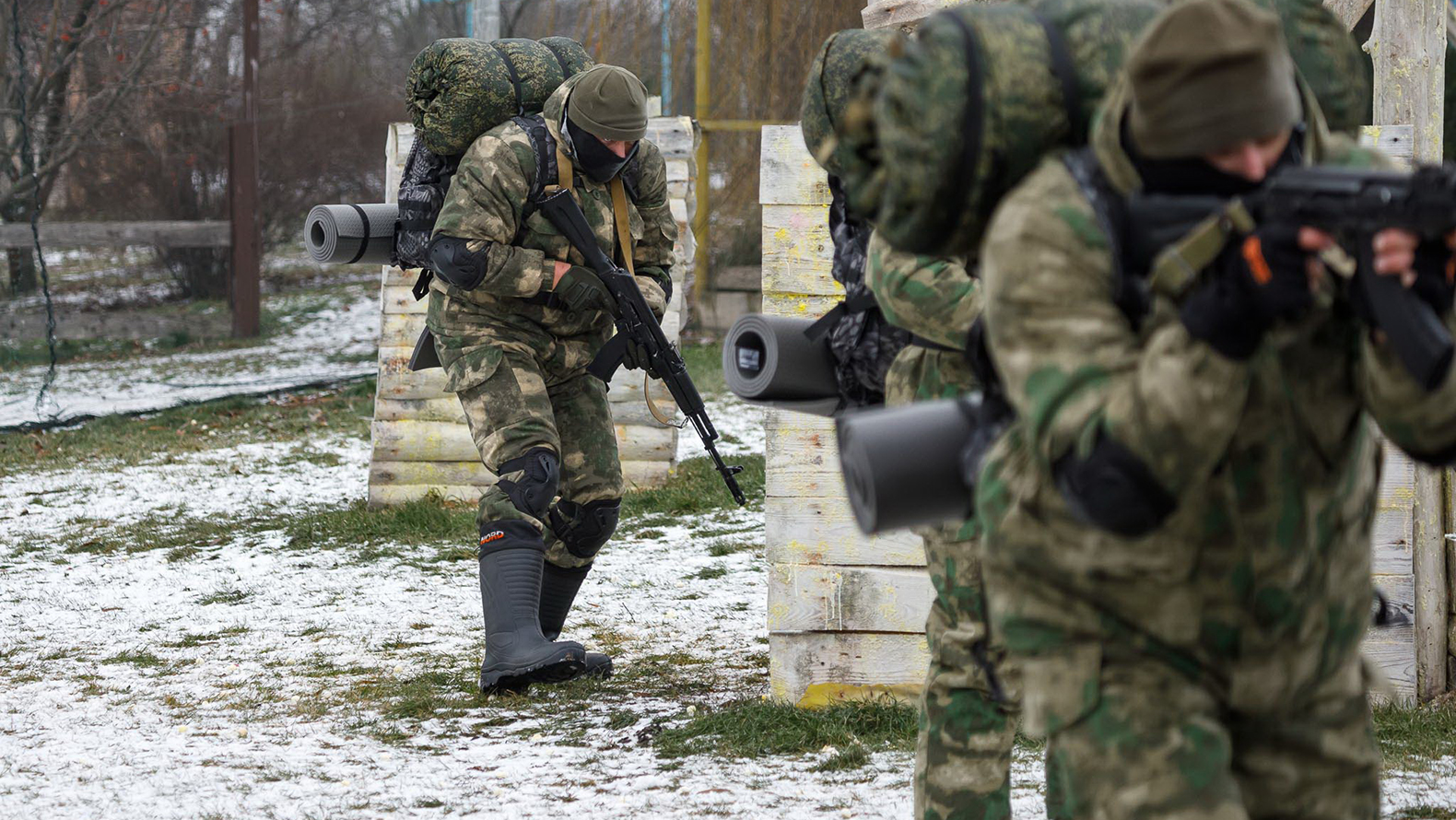 Бойцам белгородской самообороны передали 2 200 комплектов тёплой формы