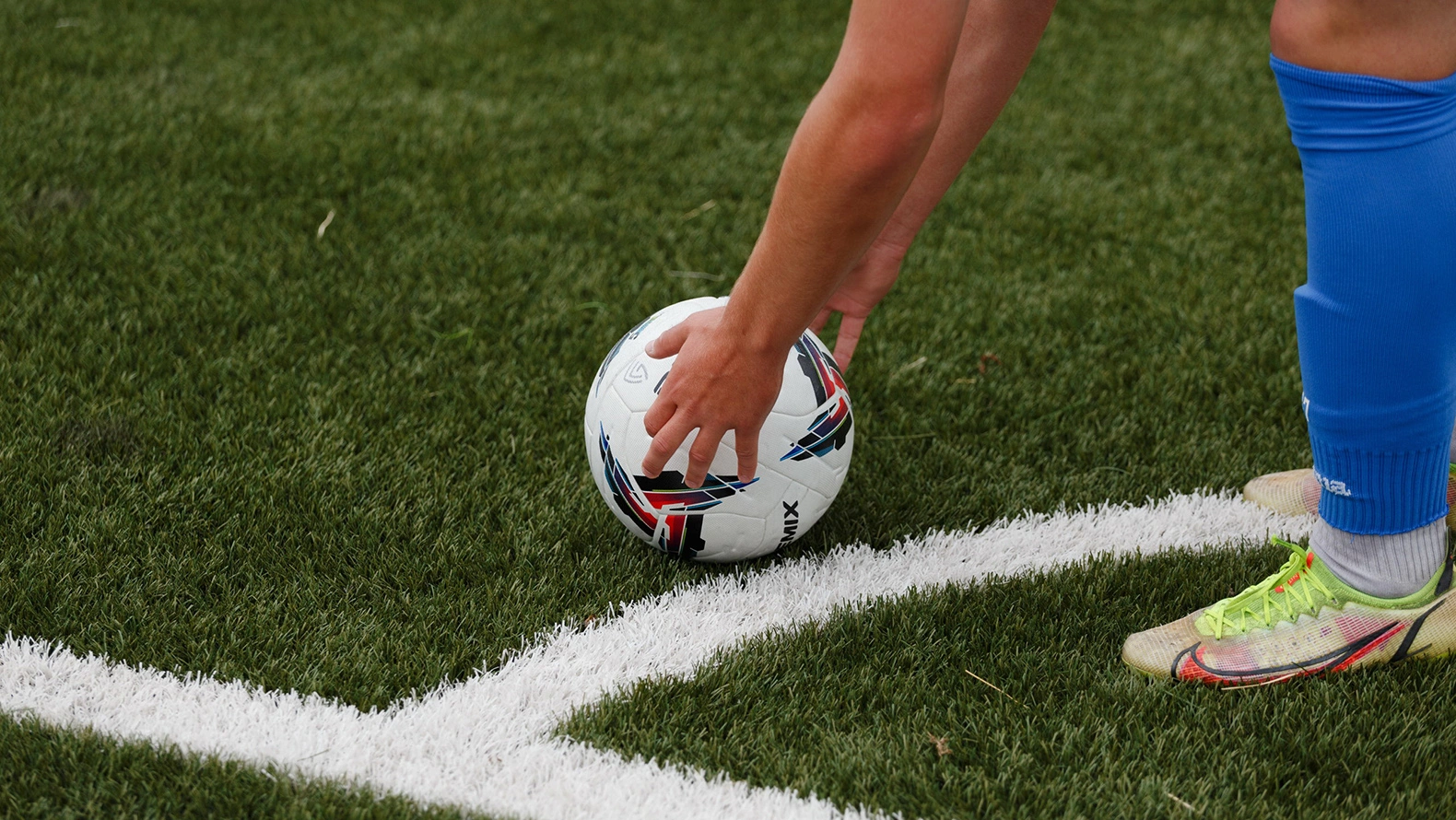 Футбол мяч ставит на штрафной-Закоморный.jpg Футбол мяч ставит на штрафной-Закоморный.jpg