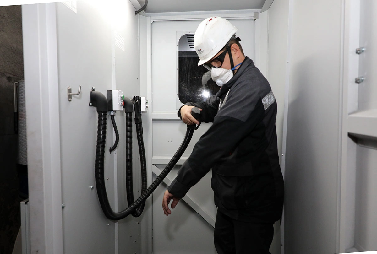 Александр-Столов-регулярно-пользуется-«сухим-душем»-для-спецодежды.jpg Александр-Столов-регулярно-пользуется-«сухим-душем»-для-спецодежды.jpg