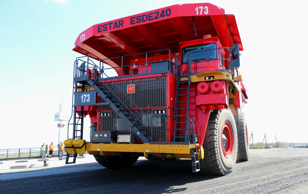 В карьере ЛГОКа появятся самосвалы грузоподъёмностью 240 тонн.jpg В карьере ЛГОКа появятся самосвалы грузоподъёмностью 240 тонн.jpg