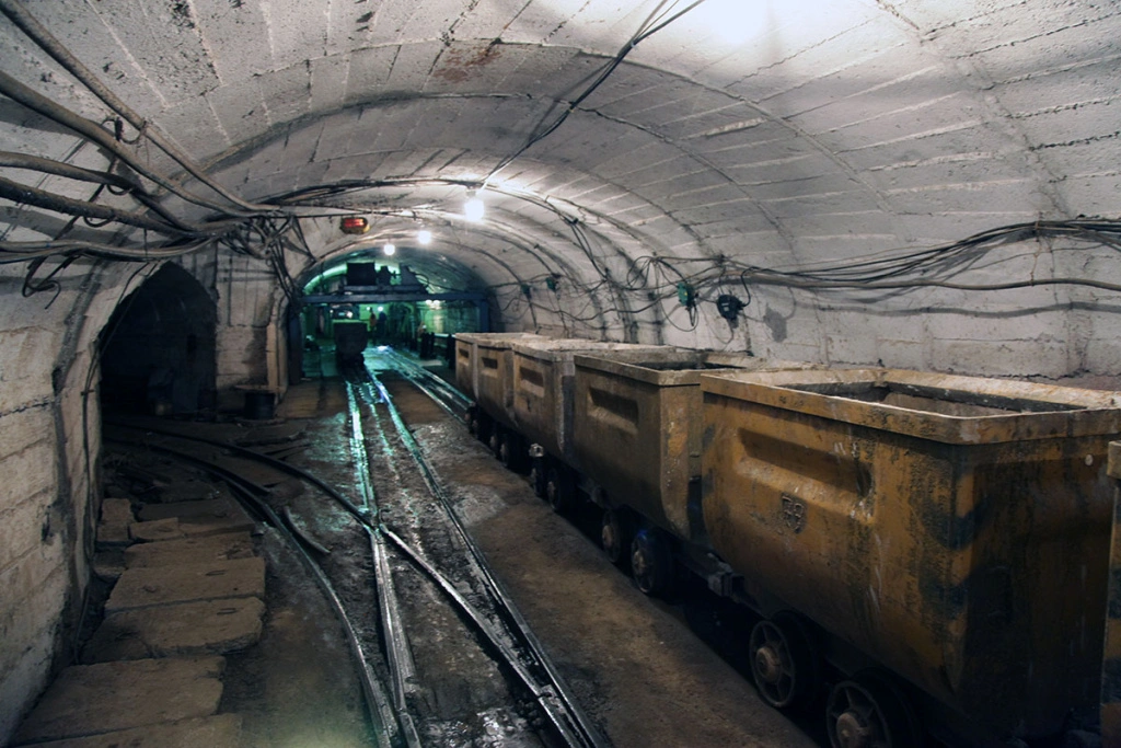 43-километра-составляет-протяжённость-горных-выработок-дренажной-шахты,-расположенных-на-глубине-до-200-метров.jpg 43-километра-составляет-протяжённость-горных-выработок-дренажной-шахты,-расположенных-на-глубине-до-200-метров.jpg