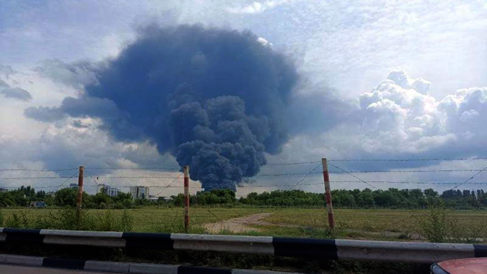 
                     Над городом Шебекино в Белгородской области поднялся дым от пожара 
                