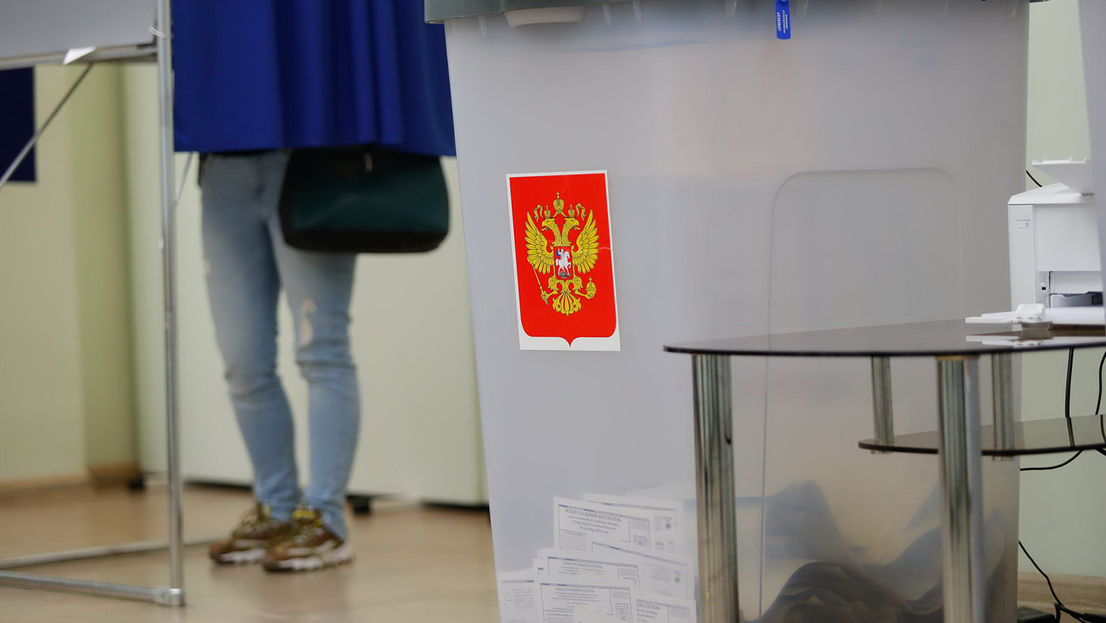 
                     Белгородка залила зелёнкой урну с бюллетенями на президентских выборах  
                