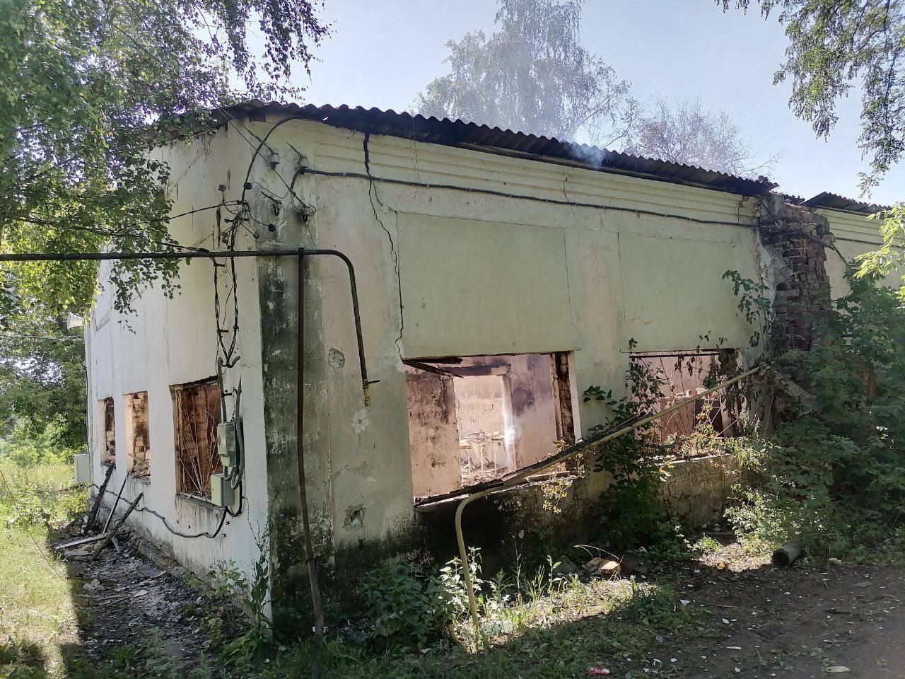 
                     Административное здание сгорело из-за БПЛА в Устинке Белгородского района 
                