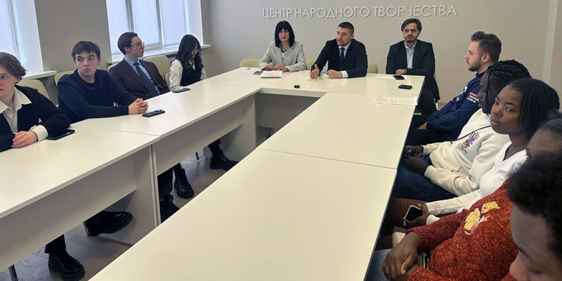 Российские и иностранные студенты обсудили тему защиты Отечества в Белгороде