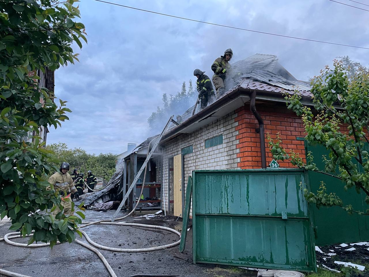 
                     От прилёта в Дубовом под Белгородом загорелся дом, пострадали двое 
                