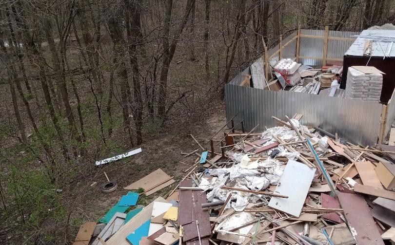 
                     Строительный мусор от капремонта общежития в Белгороде начал падать в Архиерейскую рощу 
                