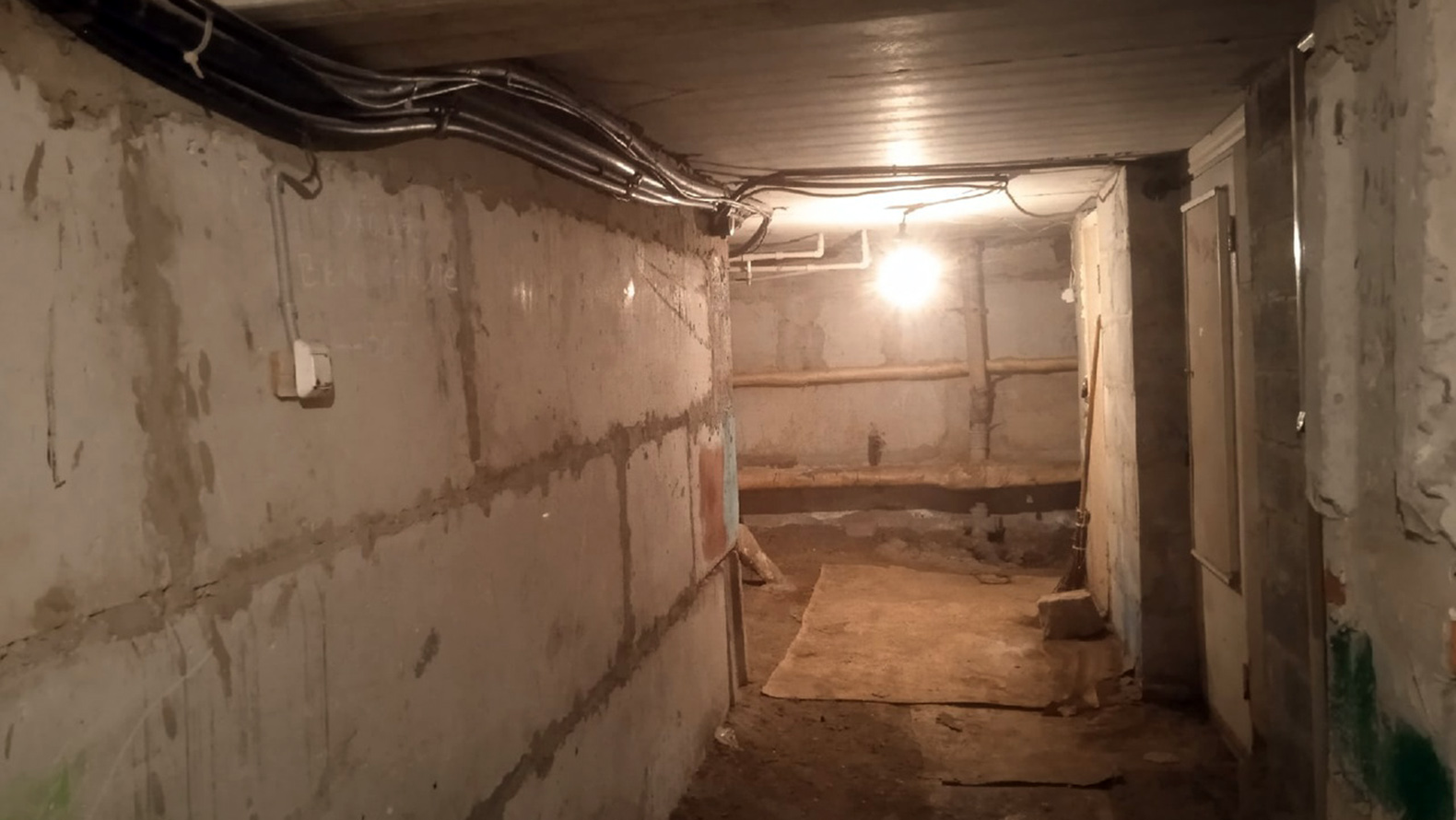 
                     Подвал в белгородской Новой Жизни полностью затопило вместе с личными вещами жильцов 
                