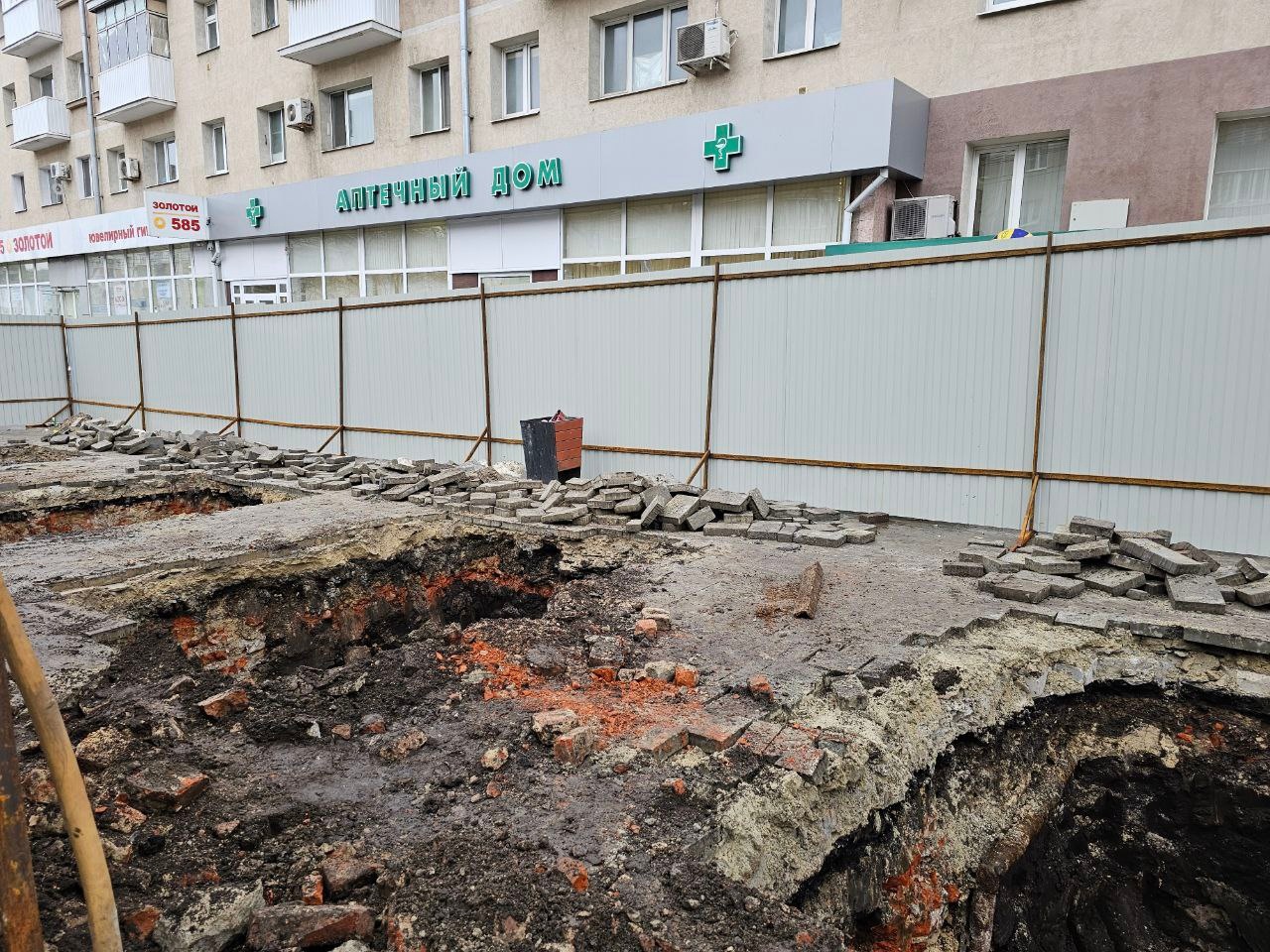 
                     Остановку на «Стадионе» в Белгороде снова не успевают доделать к обещанной дате 
                