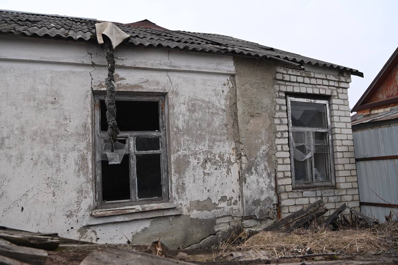
                     При утренней атаке на Белгород пострадали двое, разрушения есть в 23 домах 
                