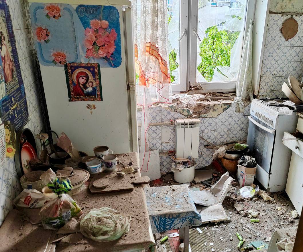 
                     Дрон ВСУ влетел в окно многоэтажки в Белгороде, ранена 11-летняя девочка 
                