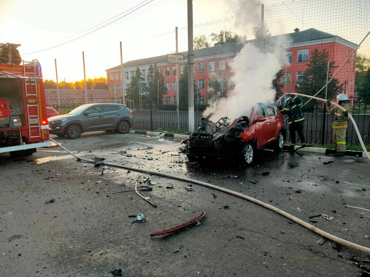 
                     Четыре автомобиля и две квартиры пострадали от прилёта дрона в городе Шебекино 
                