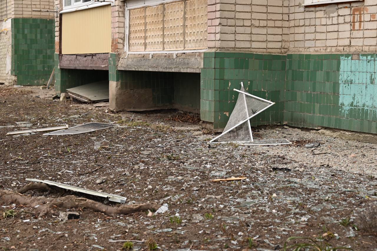 
                     Девять квартир пострадали от прилёта дрона по многоэтажке в Белгороде 
                