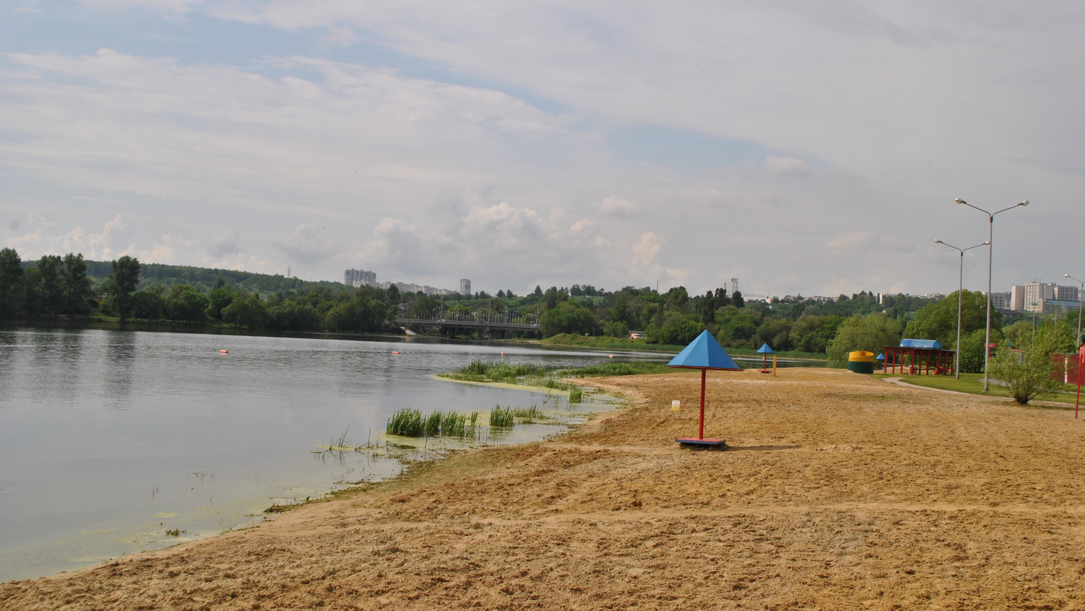 
                     На белгородской реке Оскол нашли 36 опасных для отдыхающих диких пляжей 
                
