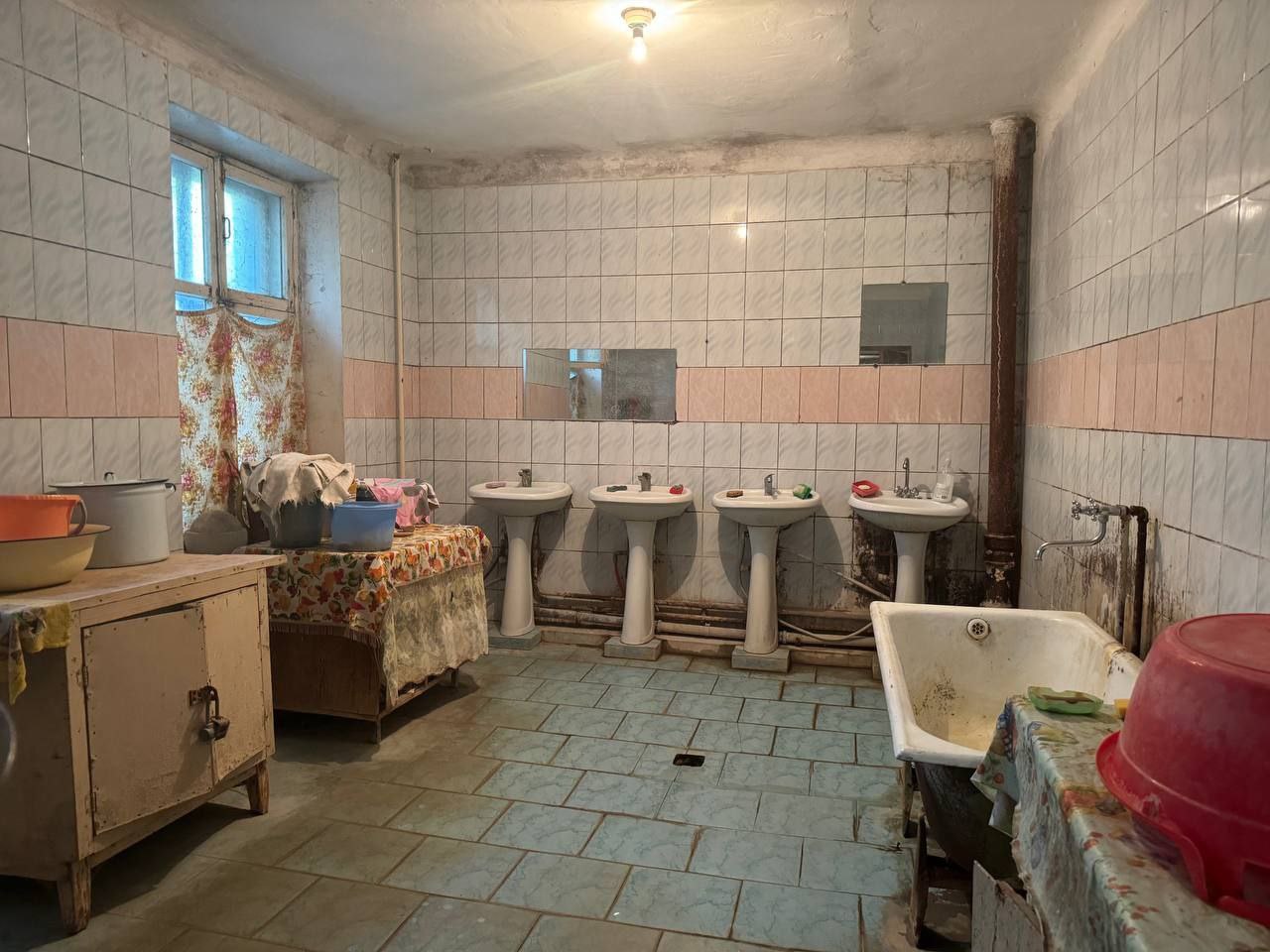 
                     Жителям аварийного дома в Белгороде после обращения к Путину пообещали выдать квартиры в следующем году 
                