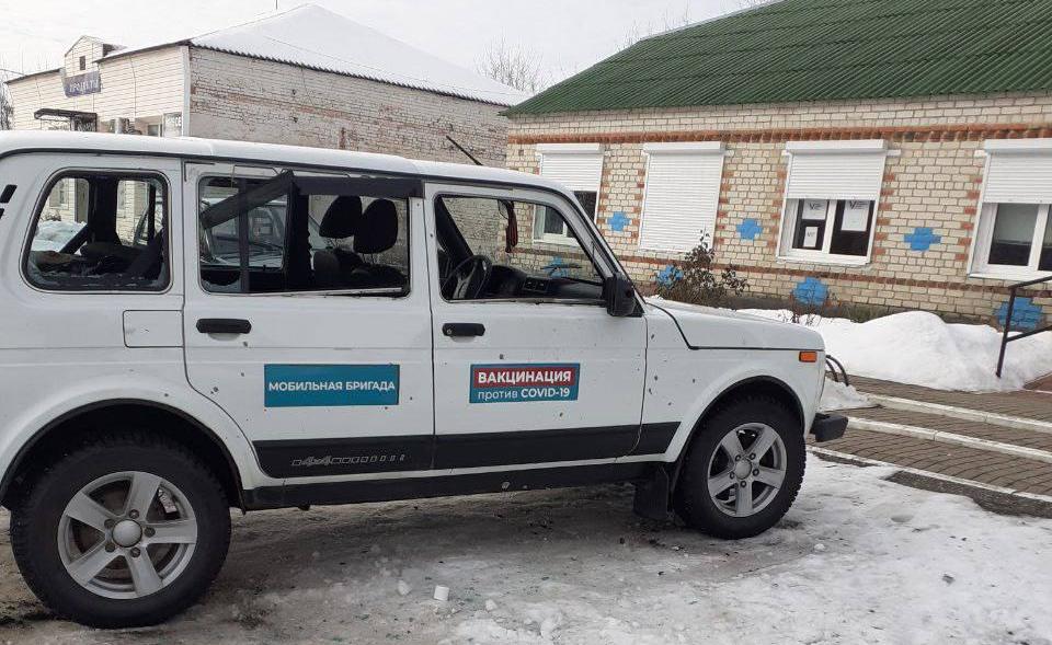 
                     ВСУ скинули взрывчатку на автомобиль мобильной бригады медиков в белгородском селе 
                