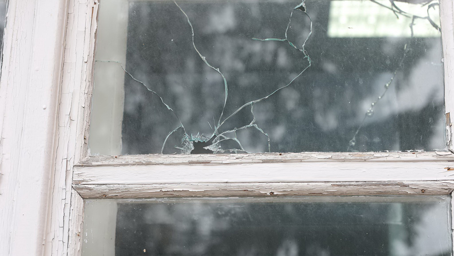 
                     Из-за прилёта в Белгородский район выбило окна дома и посекло сарай  
                