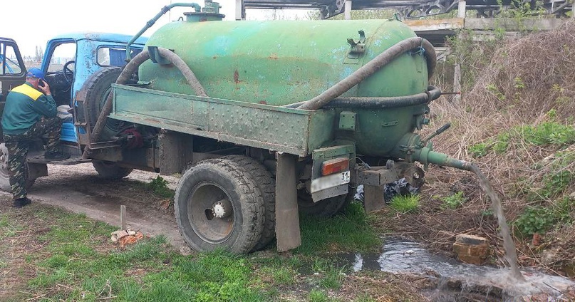 
                     Ассенизаторская машина вылила отходы в траву на территории белгородского села 
                