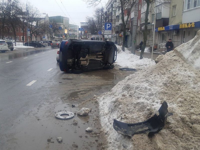 
                     Иномарка в центре Белгорода наехала на большую кучу снега и перевернулась 
                