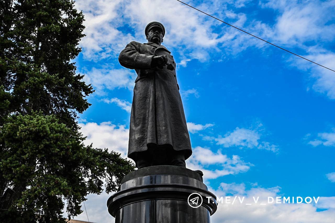 
                     Впервые за 75 лет в Белгороде отреставрировали памятник генералу Иосифу Апанасенко 
                