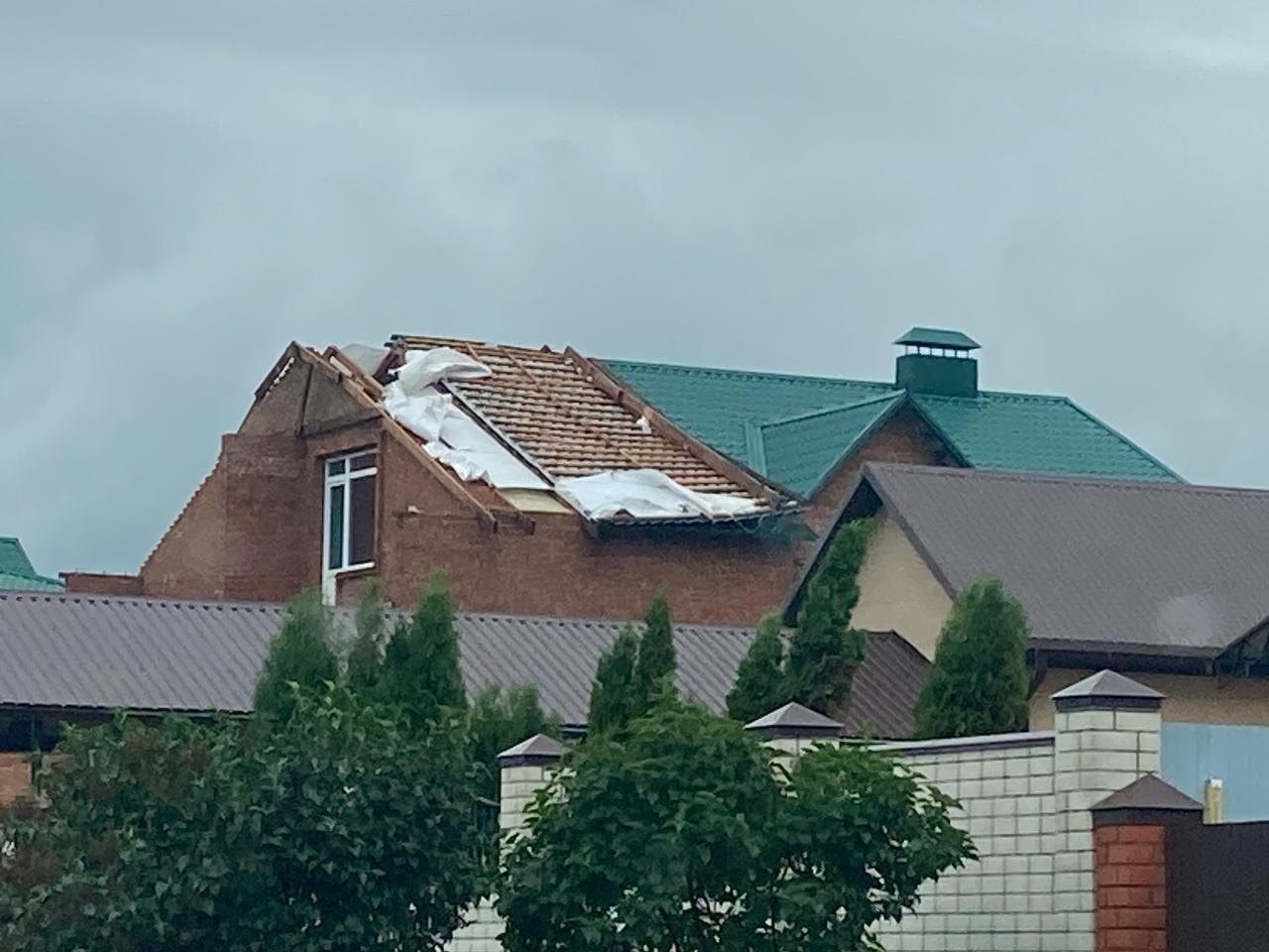 
                     «Придётся брать кредит». Белгородке отказали в восстановлении крыши частного дома после урагана 
                