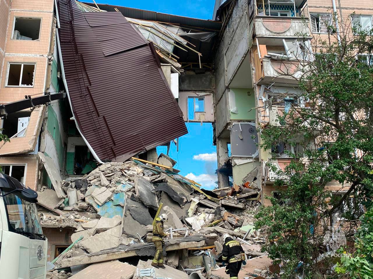 
                     Из-под завалов дома в Шебекине достали тела мужчины и женщины 
                