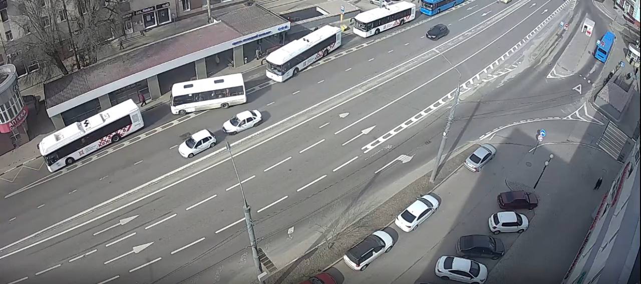 
                     В центре Белгорода авария парализовала подъём машин на Харгору 
                