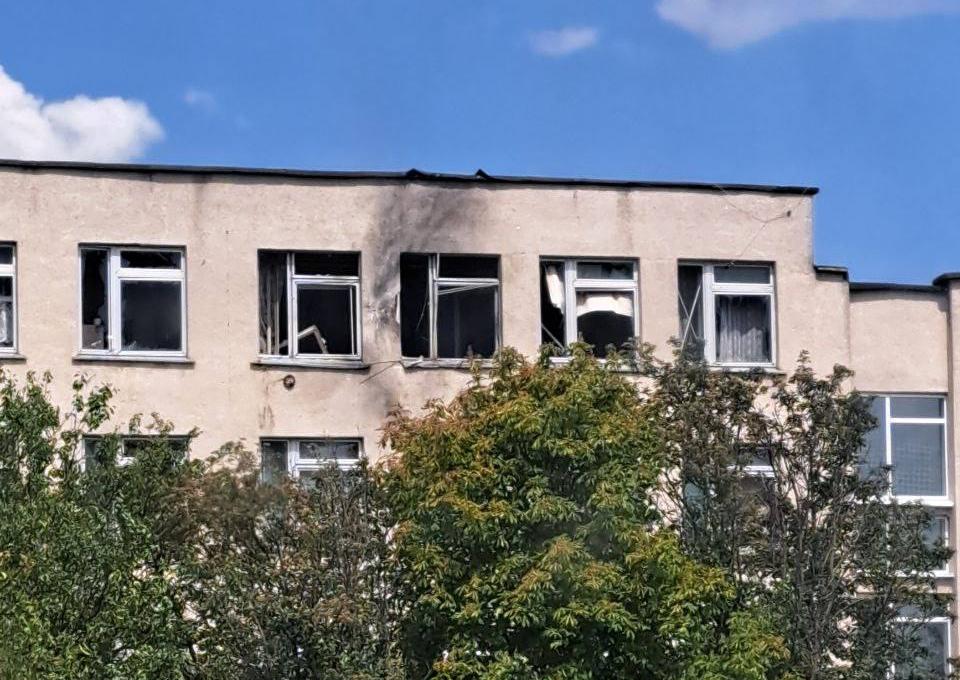 
                     Дрон-камикадзе влетел в здание школы в белгородском Безымено 
                