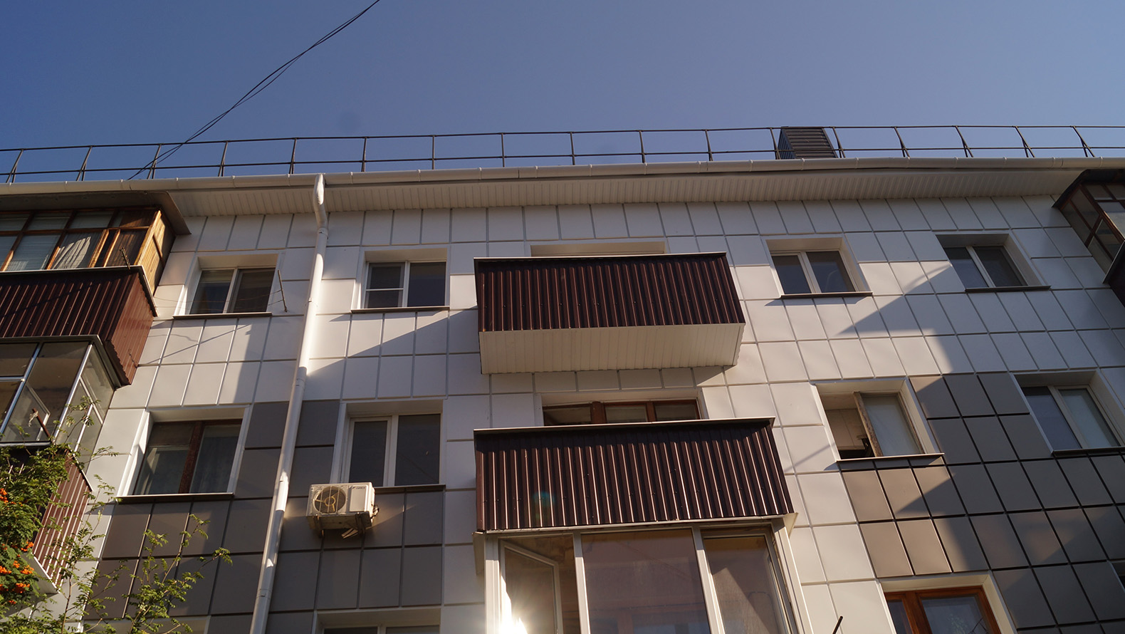 
                     Два незаконно построенных балкона рухнули в многоэтажке в Белгороде 
                
