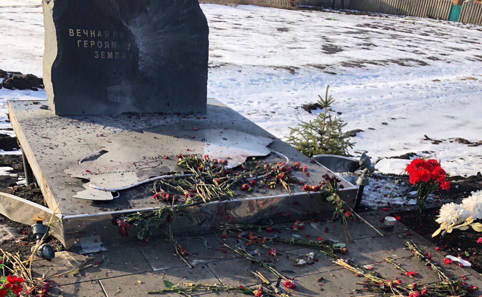 
                     Дрон-камикадзе разрушил мемориал погибшим участникам СВО в белгородском селе 
                