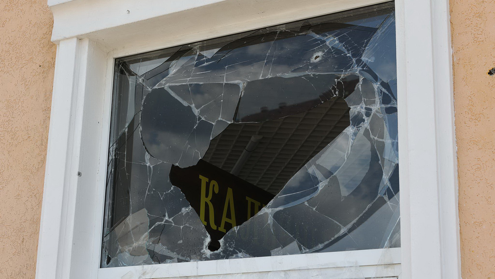 
                     Из-за падения дрона в Шебекине выбило окна в четырёх квартирах 
                