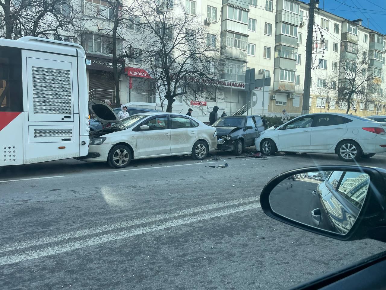
                     В центре Белгорода столкнулись три легковушки и автобус 
                